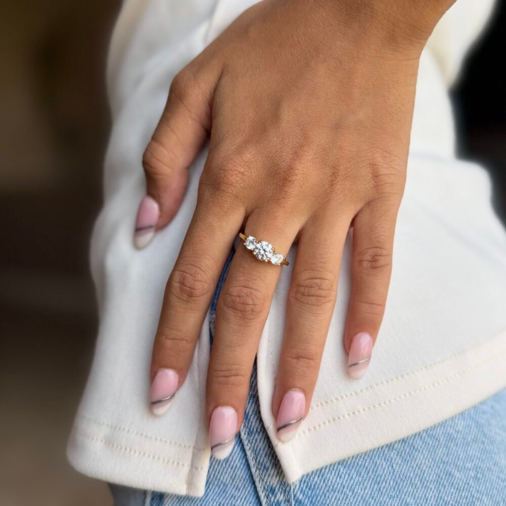 925 Silver ring with a delicate floral cluster of sparkling stones on a sleek polished band.