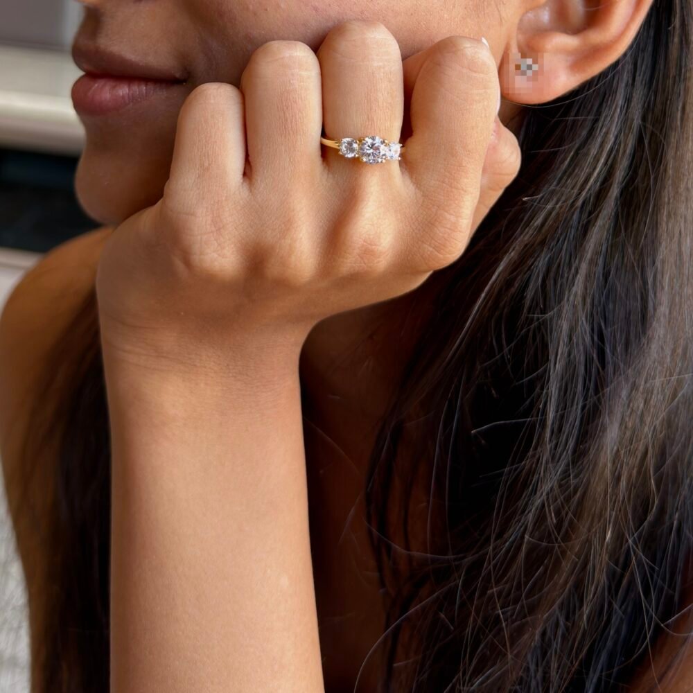 925 Silver ring with a delicate floral cluster of sparkling stones on a sleek polished band.