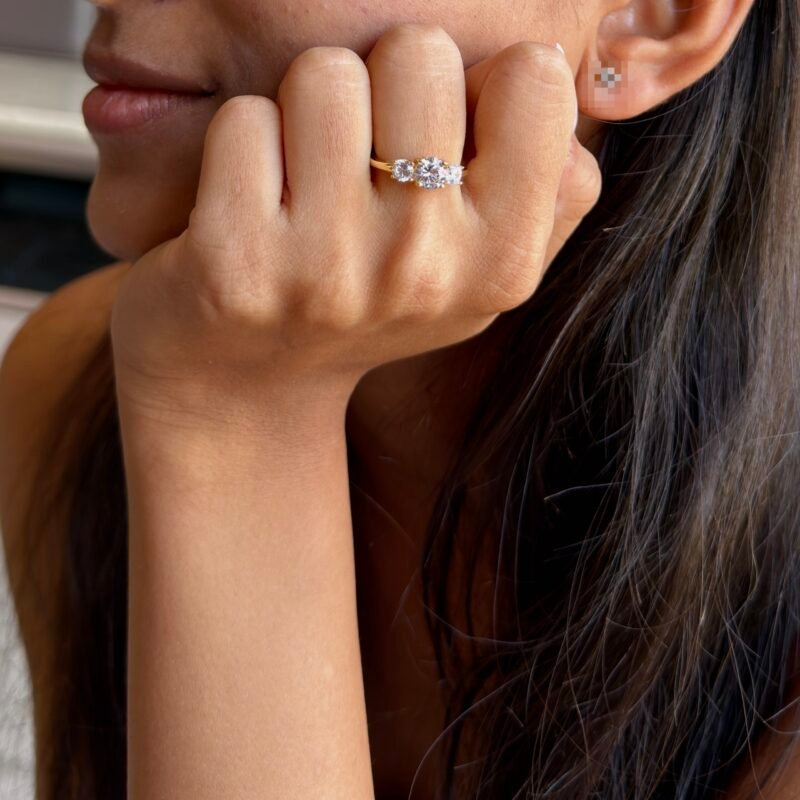 925 Silver ring with a delicate floral cluster of sparkling stones on a sleek polished band.