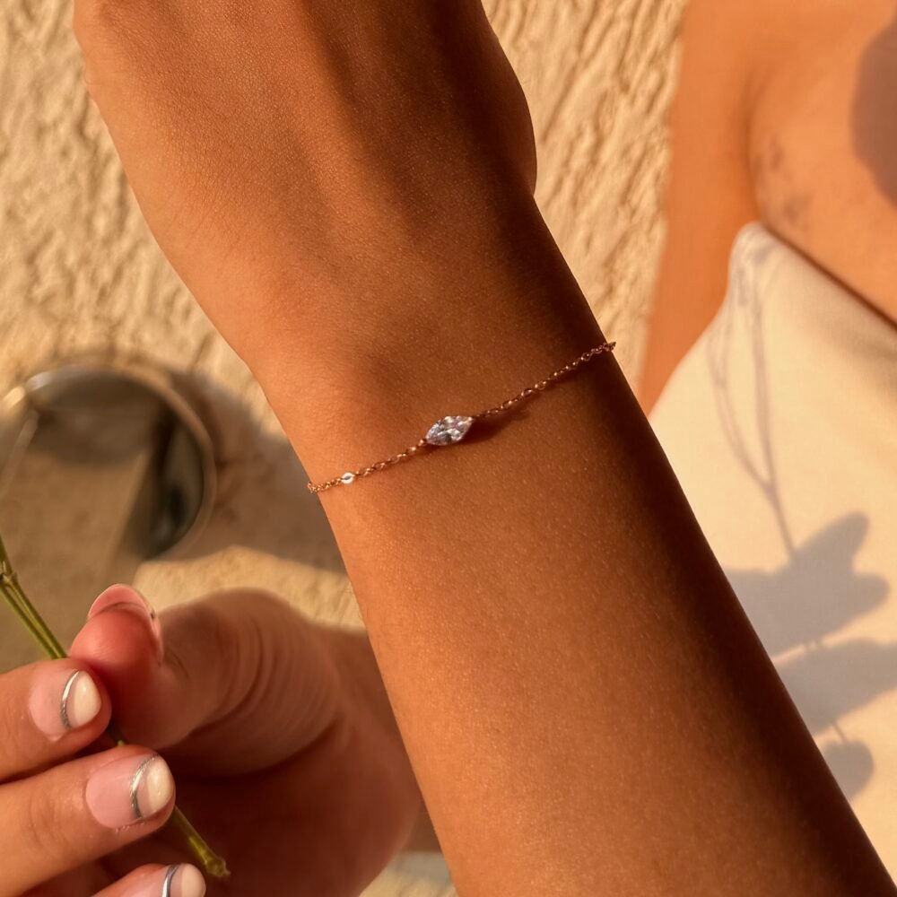Solitaire Dewdrop Bracelet in 925 Sterling Silver with single drop-shaped diamond, available in Gold, Rose Gold, and Silver