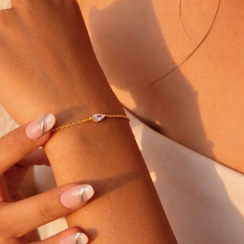 Solitaire Dewdrop Bracelet in 925 Sterling Silver with single drop-shaped diamond, available in Gold, Rose Gold, and Silver